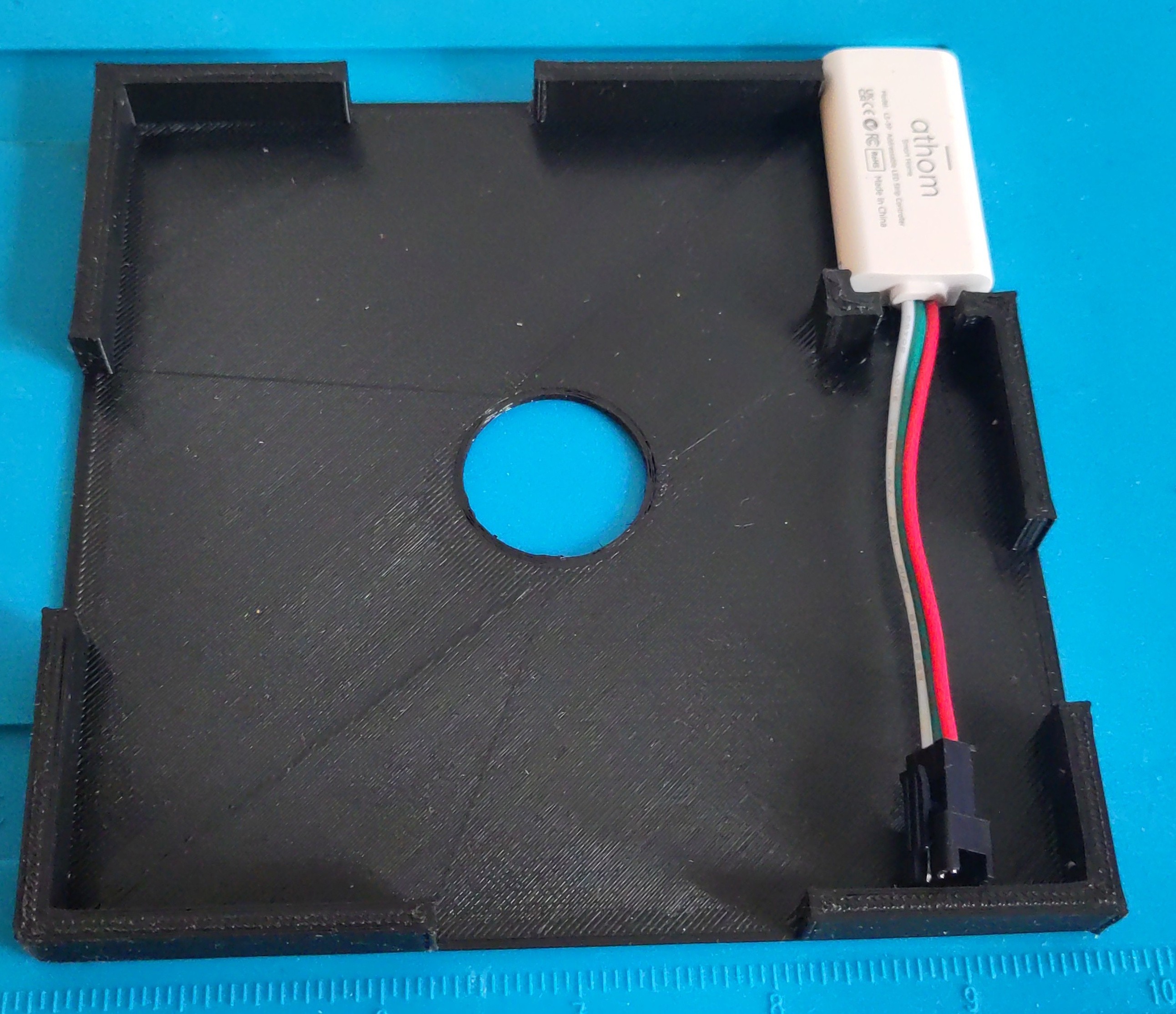 Rechteckige Kristallplatte aus schwarzem PLA mit eingefügtem Controller