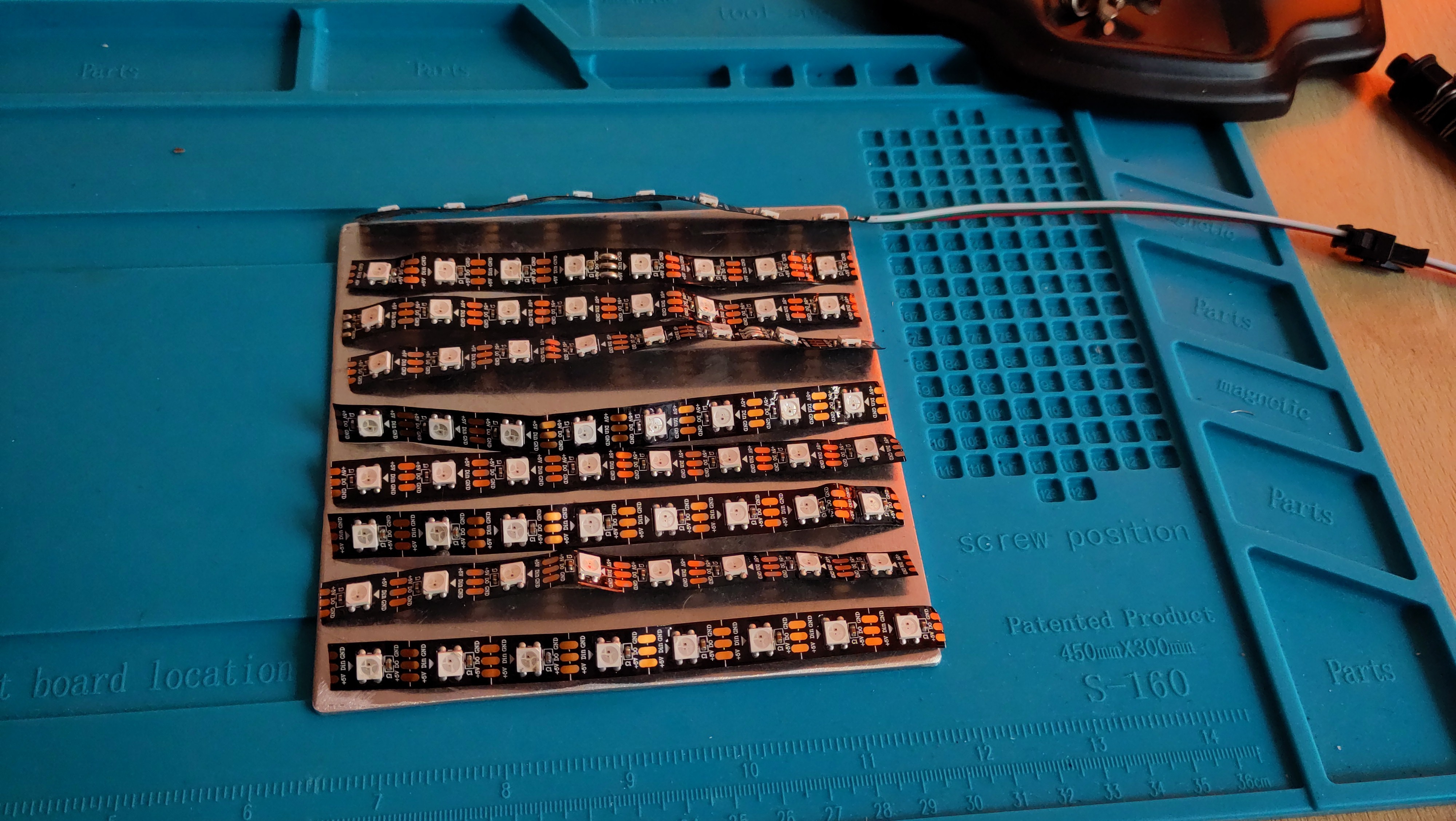 Metallplatte mit LED Schnitten