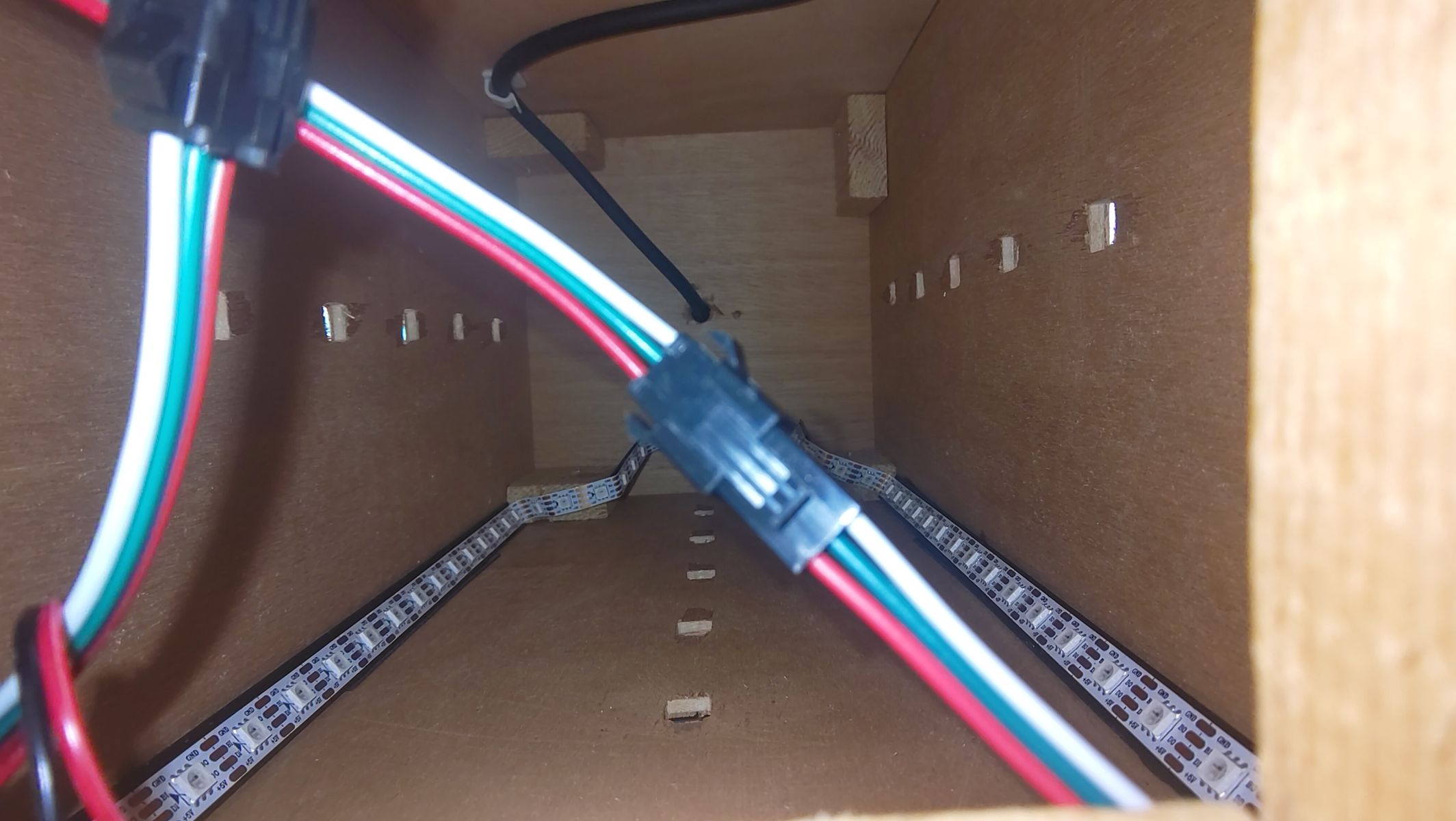 Der fertige Turmkörper mit allen LEDs und Verkabelung