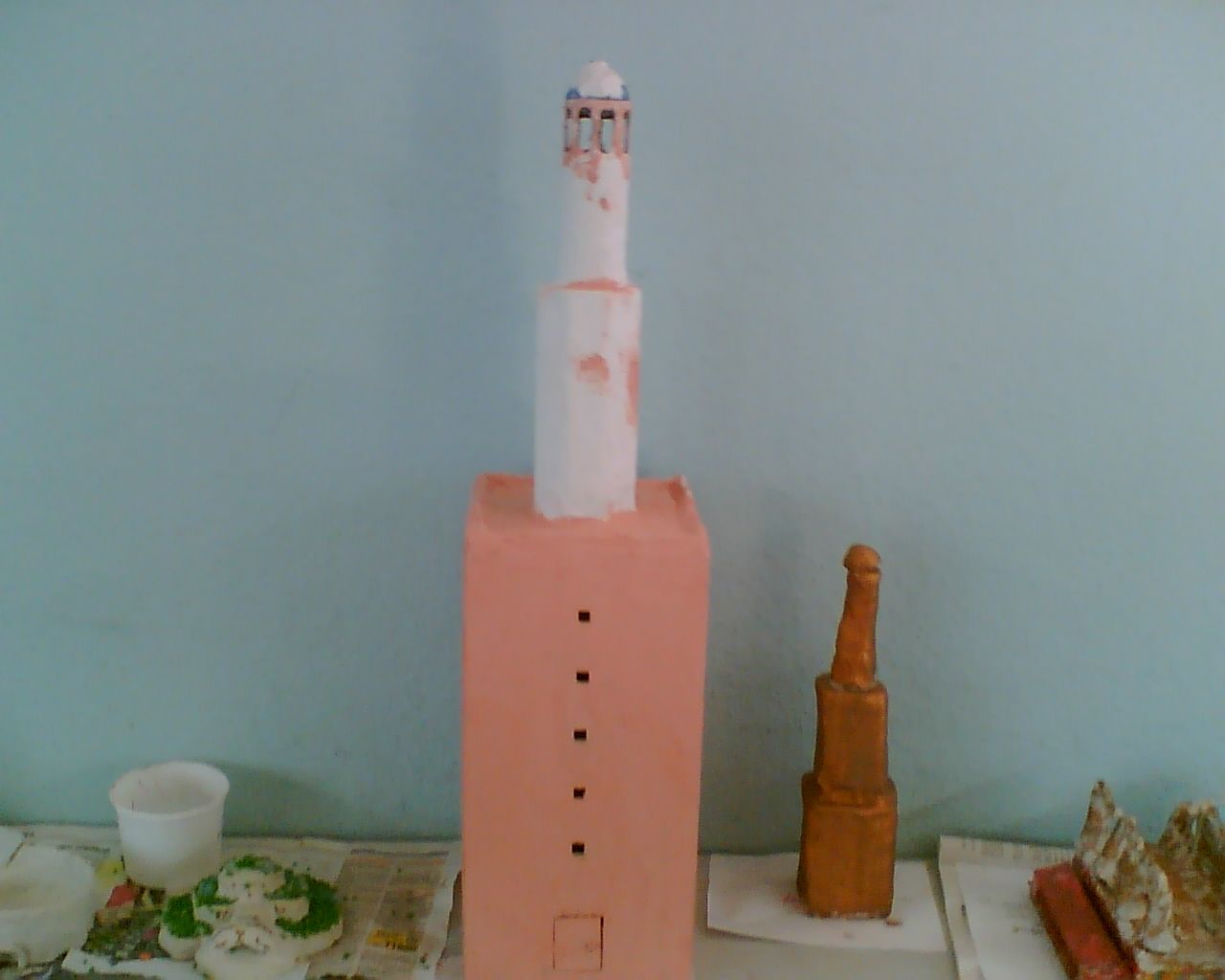 Der originale Turm von 2008 neben weiteren Weltwundern der Antike.