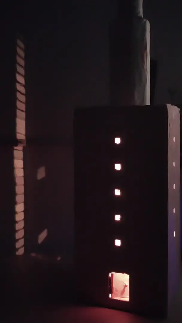 Gesamtansicht des Pharos mit Lift-Effekt in Orange von der Seite