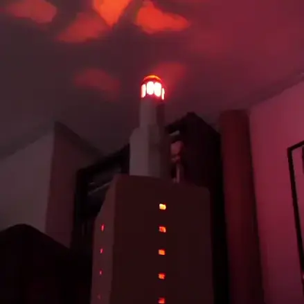 Der fertig umgerüstete Pharos-Leuchtturm mit leuchtenden WS2812b-LEDs in Orange